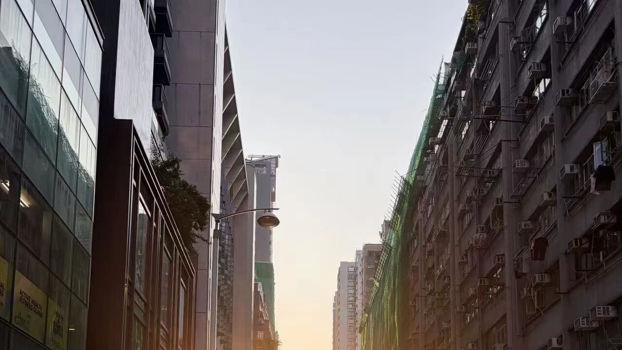香港街道与傍晚的天光