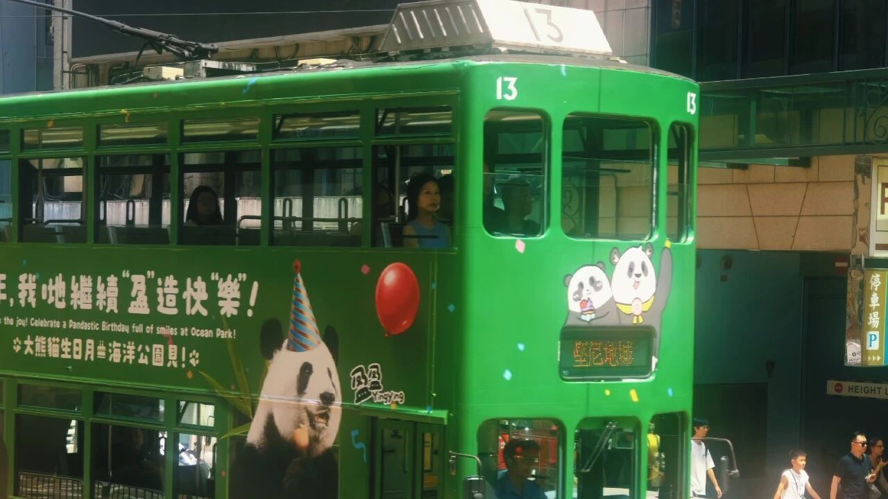 香港街头的绿色双层巴士