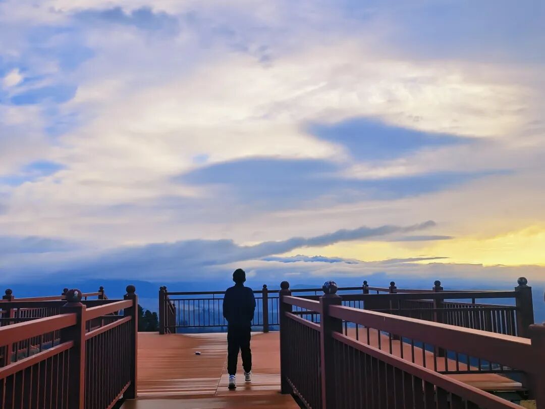 昨天傍晚，在山顶，邂逅了那美丽的夕阳和云海