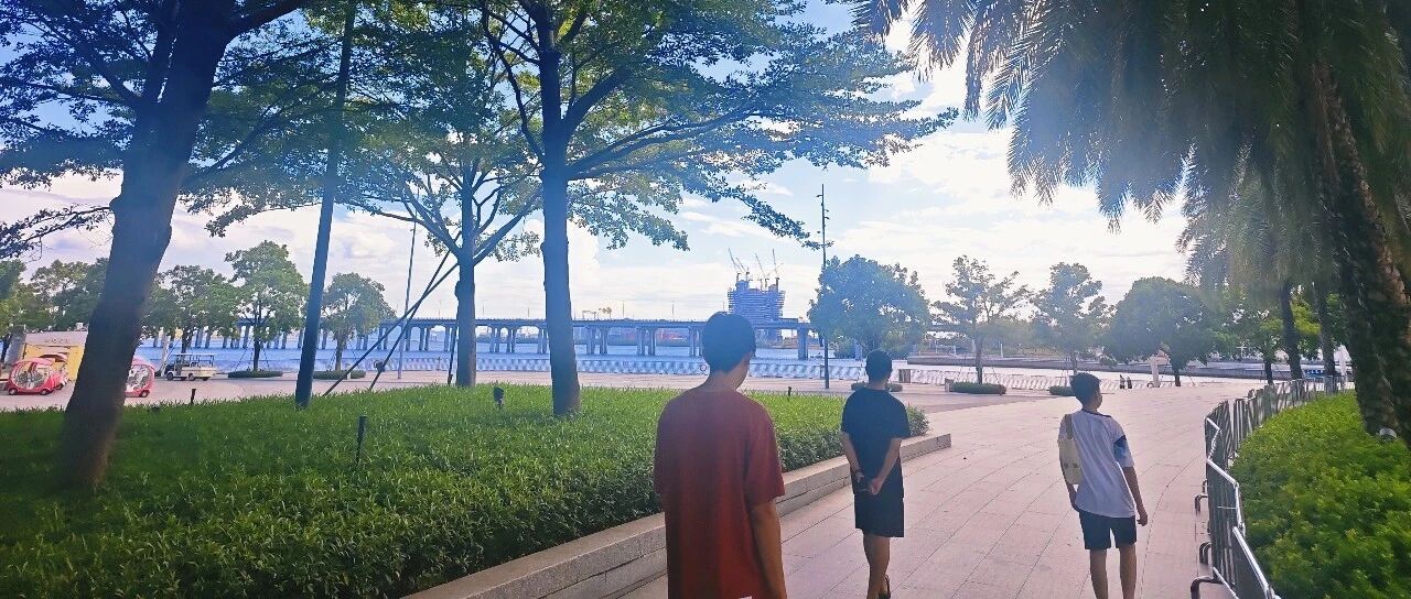 暑假和孩子们走在海边