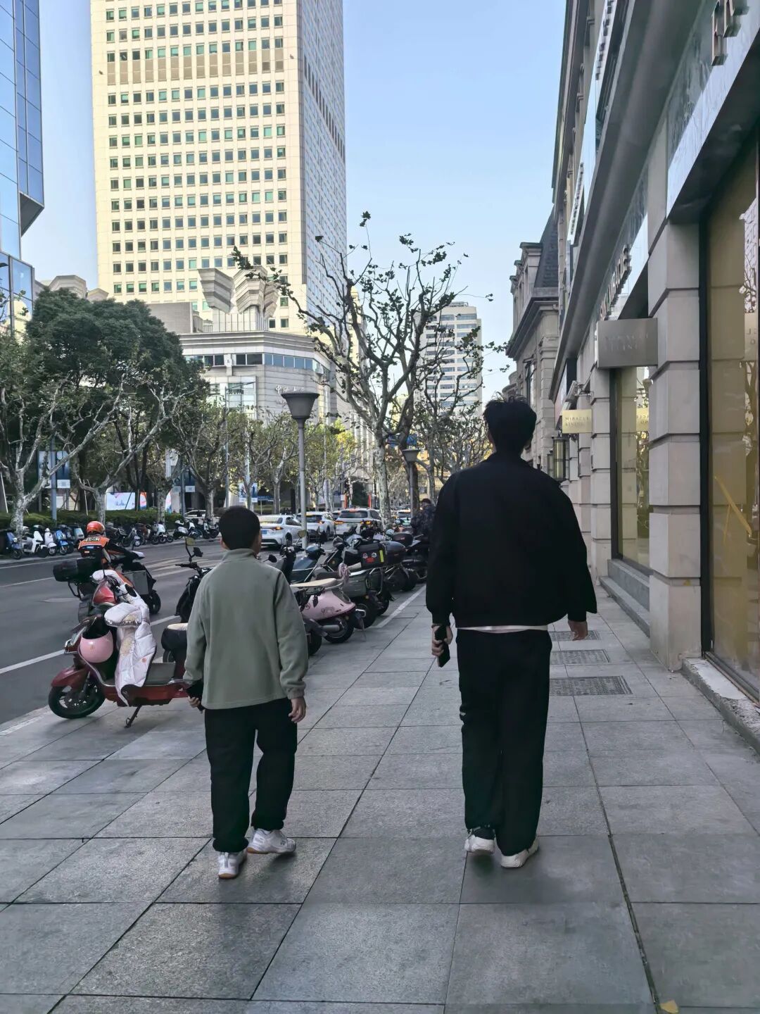 上海的街头,妈妈白天参加培训后,我们一起走街串巷,看这花花世界