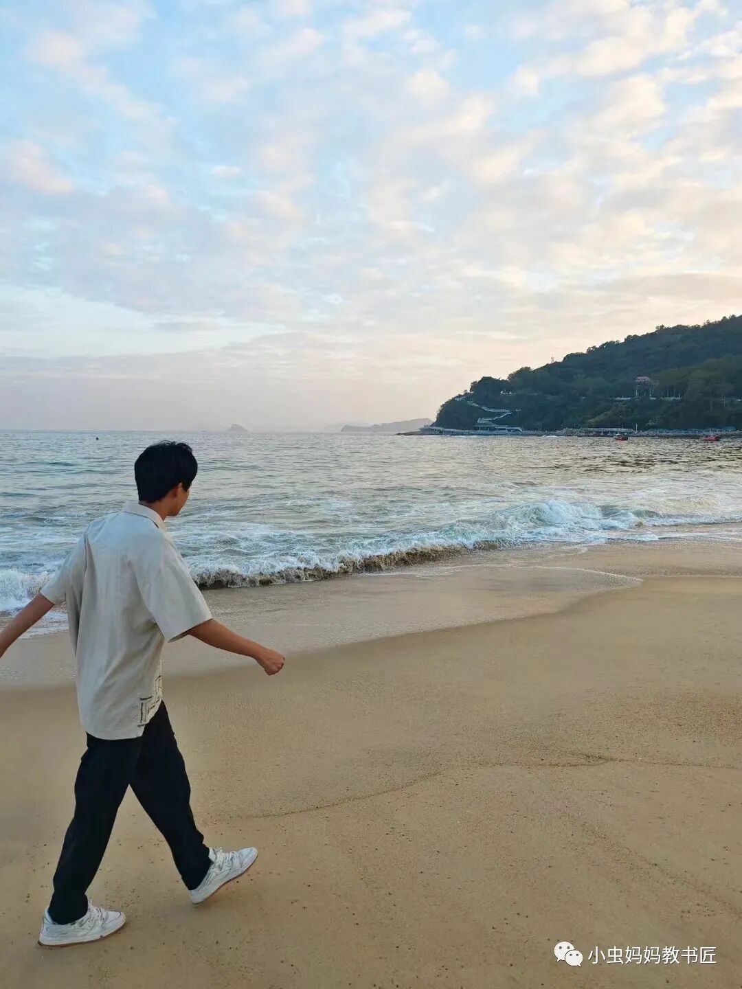 你高中时,我们一起去海边,你订了太便宜的房间,我的鼻子差点被撞掉哦!