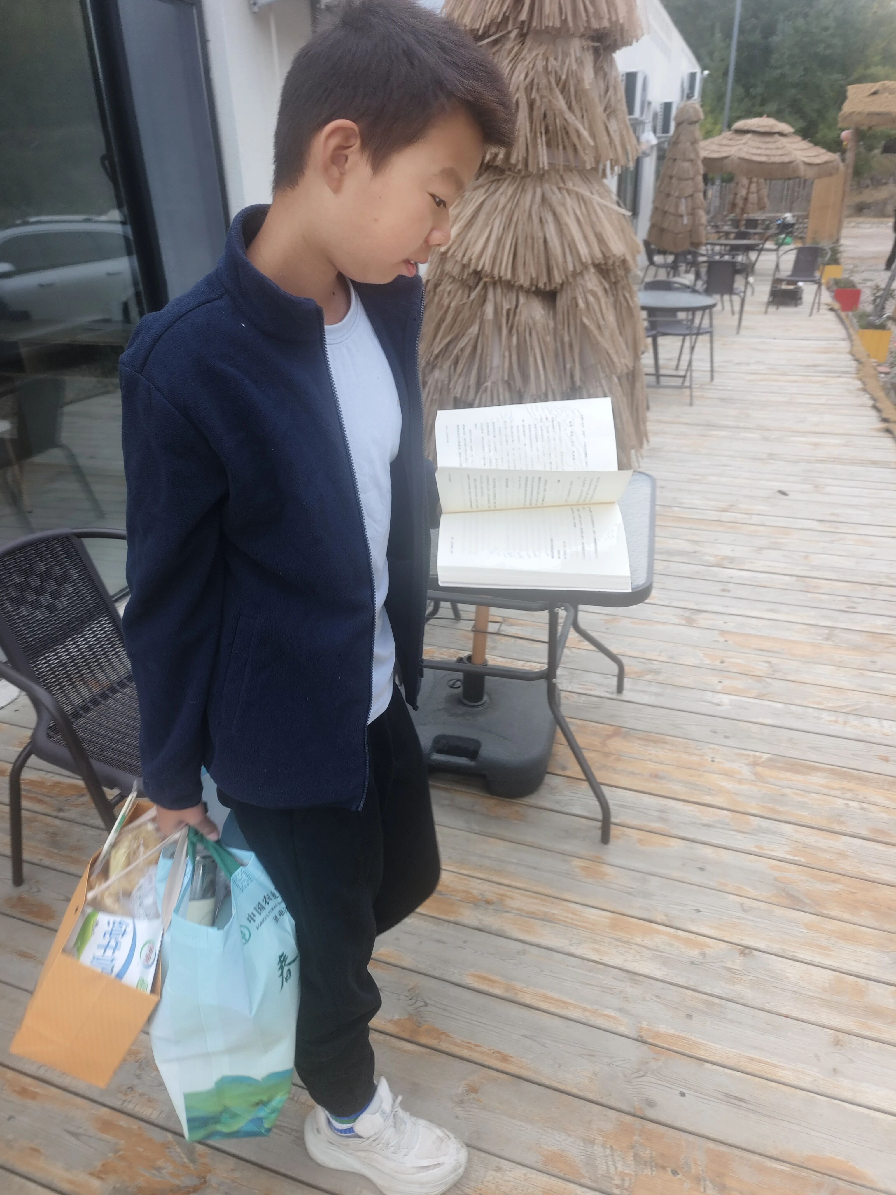 今早收拾行李，都没有放下书的小虫，啊，妈妈今早真高兴