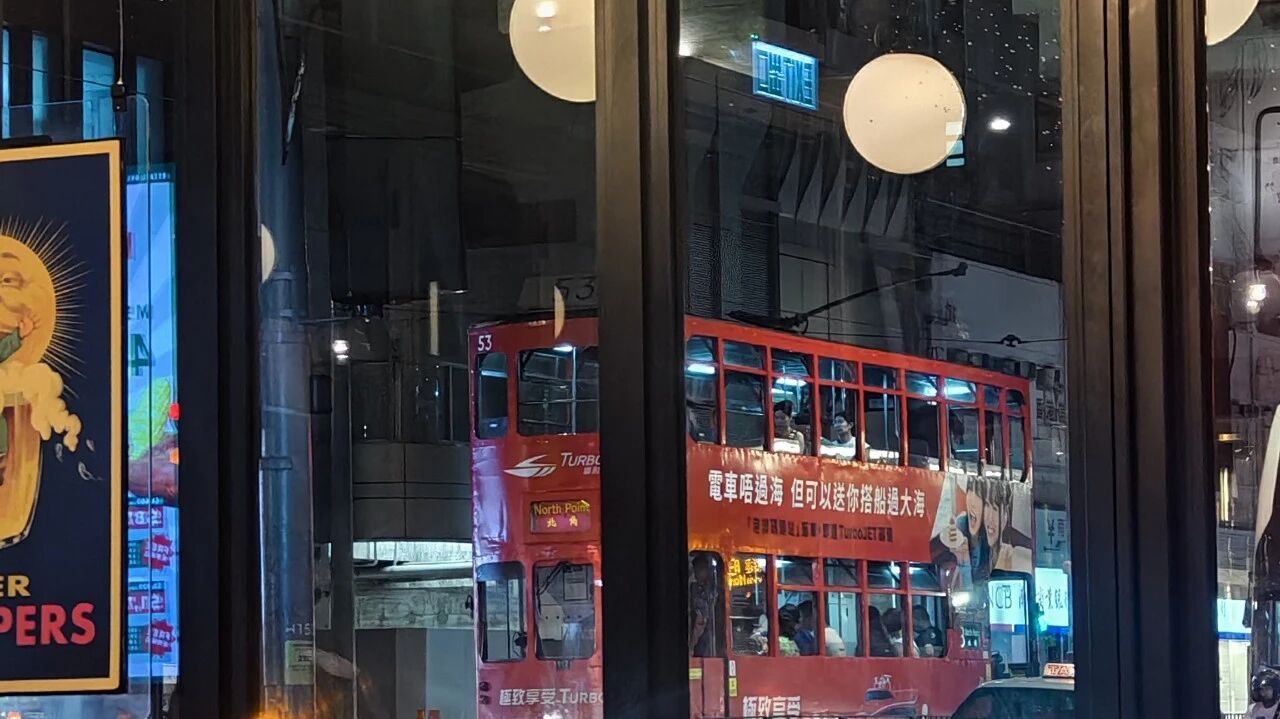 香港夜色里的红色双层巴士