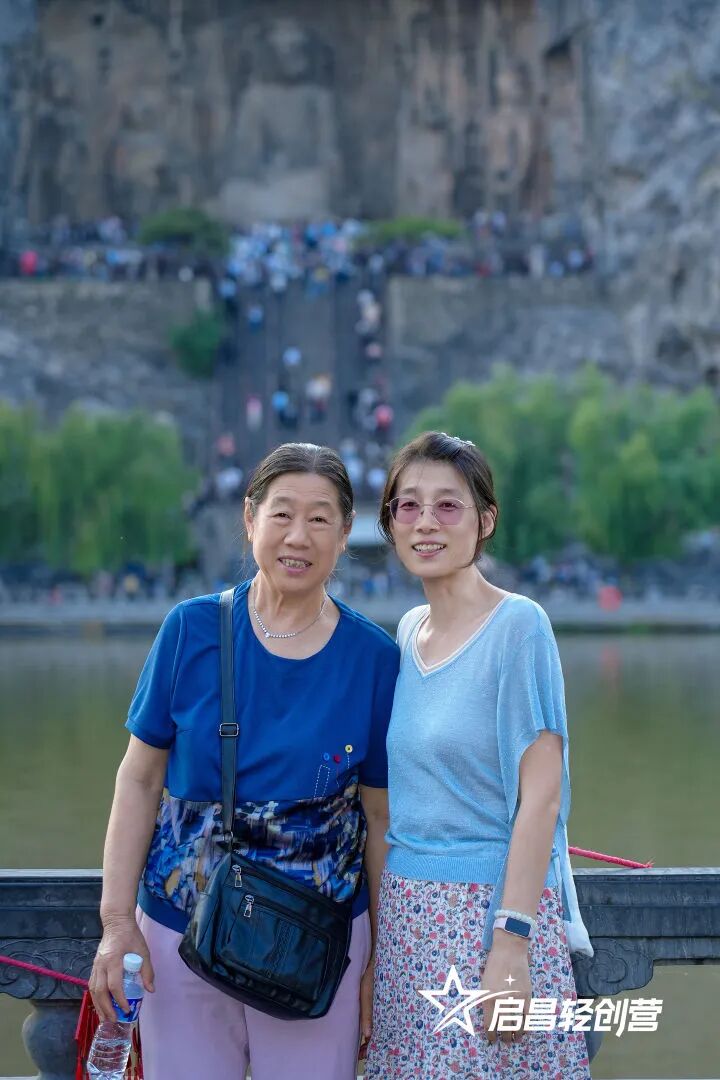 妈妈有时也会和我一起站在镜头之下。