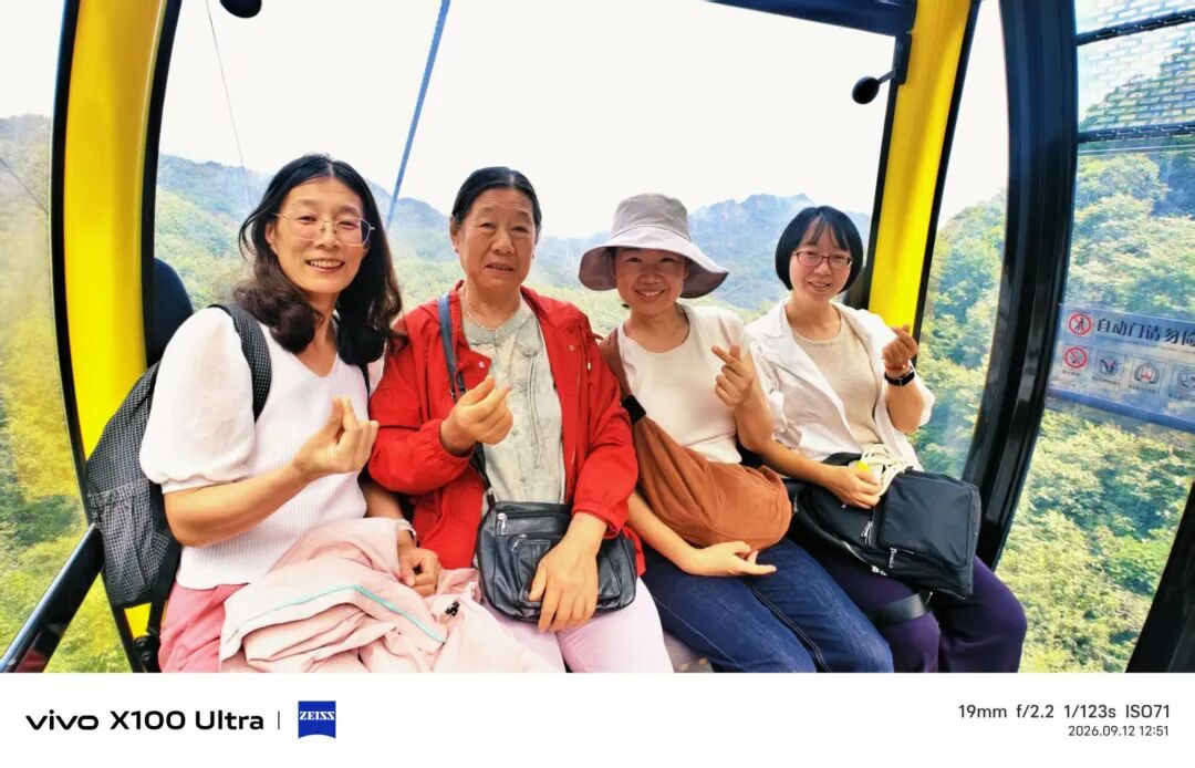 和妈妈一起坐缆车的我们