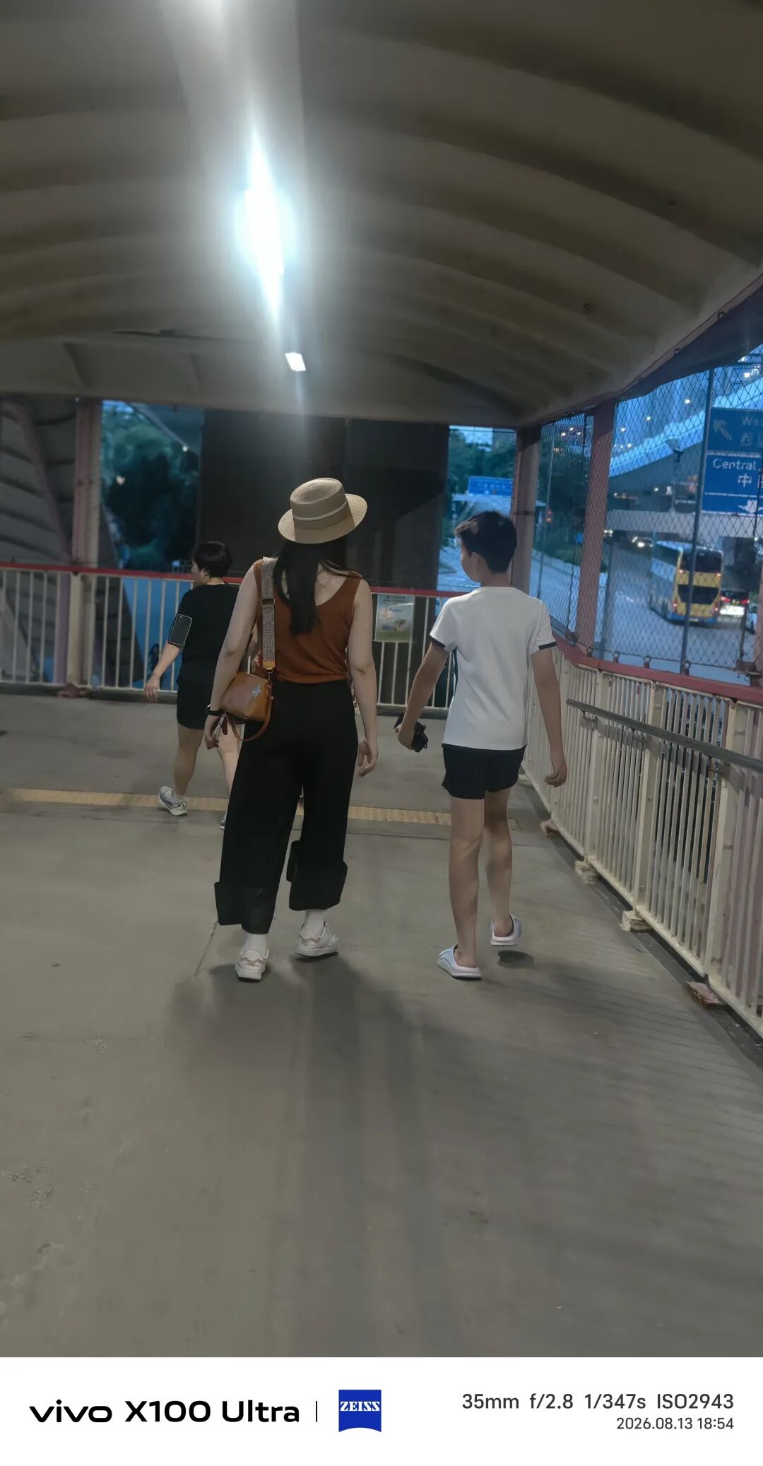 小虫和友友一起在香港街头溜达